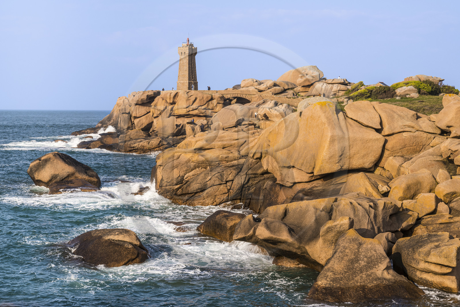 France, Côtes-d'Armor (22), Côte de Granit Rose, Perros-Guirec, Ploumanac'h, pointe de Skewell (Squéouel), le phare de Mean Ruz sur le sentier des Douaniers aussi chemin de Grande Randonnée GR 34