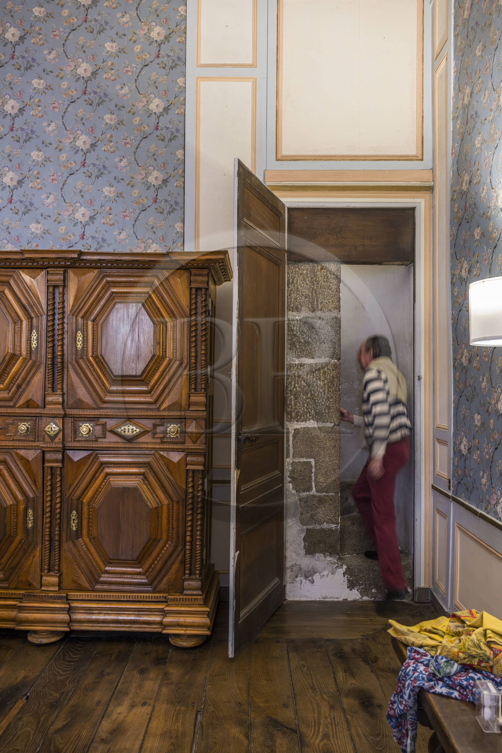 France, Ille-et-Vilaine (35), Côte d'Emeraude, Saint-Malo, l'Hotel Magon, authentique demeure de corsaire, hotel particulier construit pour François Auguste Magon de la Lande en 1725, armateur malouin, corsaire de Louix XV, négrier et directeur de la compagnie des Indes, son propriétaire actuel l'historien malouin Olivier Chereil de la Rivière emprunte un escalier dérobé