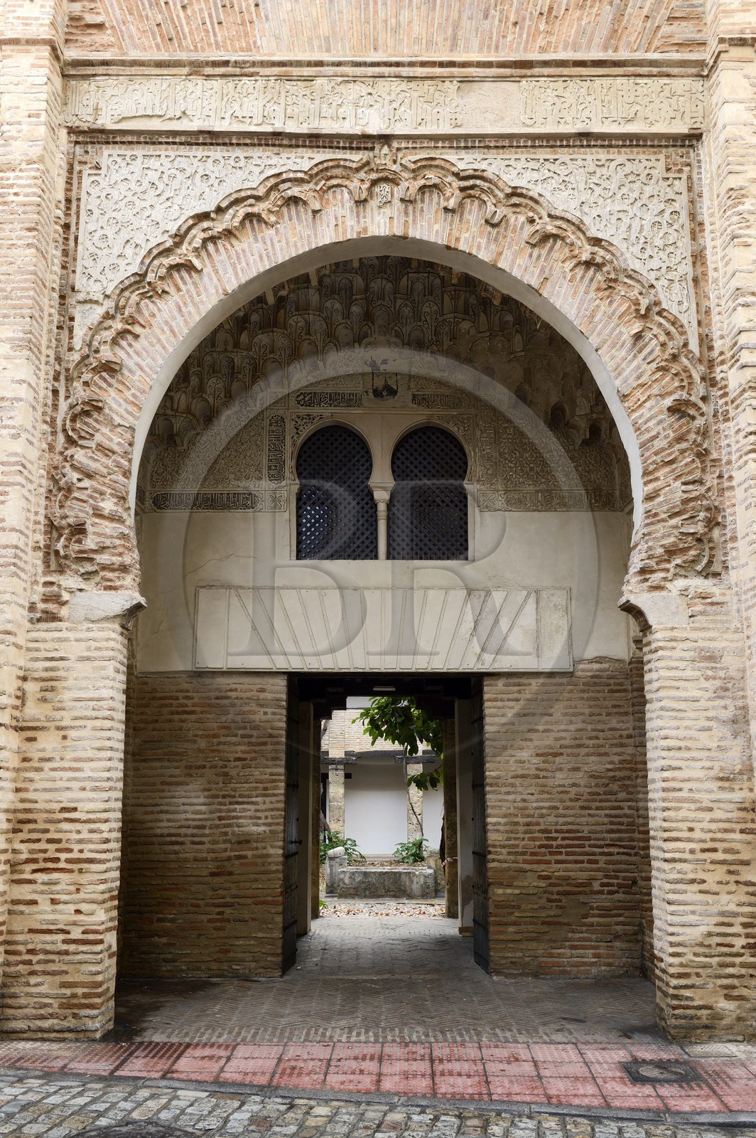 Espagne, Andalousie, Grenade, porte du Corral del Carbon, ancien caravansérail nasride construit au XIVe siècle