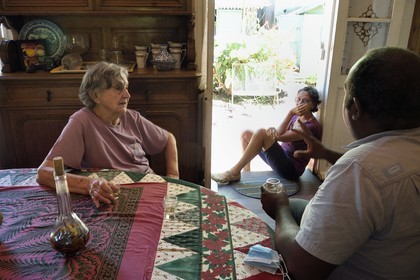 France, Ile de la Reunion, Cirque de Salazie, classé Patrimoine Mondial de l'UNESCO, Hell-Bourg, labellisé les Plus Beaux Villages de France, la Villa ou Maison Folio à l'architecture créole traditionnelle du XIXème siècle, Solange Folio dans sa cuisine