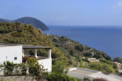 Italie, Sicile, iles Eoliennes, classées Patrimoine Mondial de l'UNESCO, Ile de Lipari, maison traditionnelle sur la cote Sud-Est