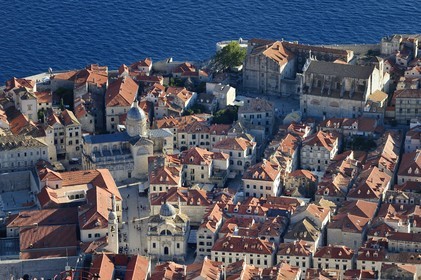 Croatie, Dalmatie, cote dalmate, Dubrovnik, centre historique classé Patrimoine Mondial de l'UNESCO, à gauche la cathedrale de l'Assomption et à droite l'église Saint Ignatius (Saint Ignace)