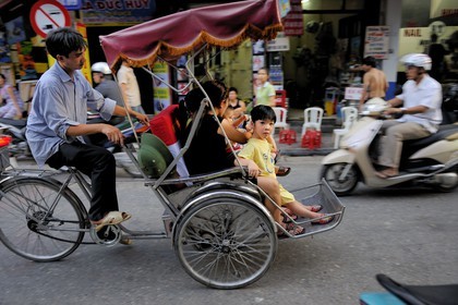Vietnam, Hanoï, circulation de cyclo pousses dans la vieille ville