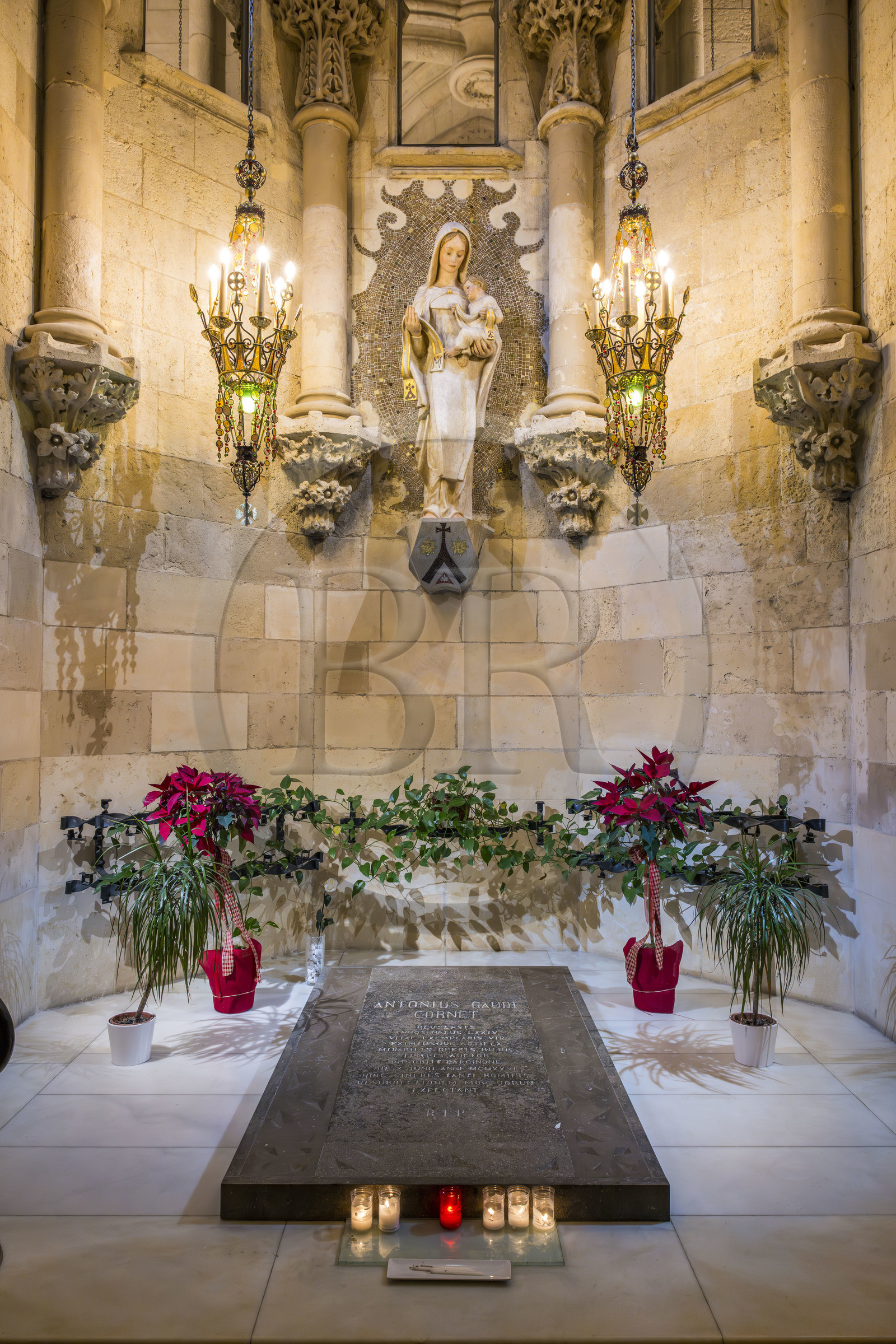 Espagne, Catalogne, Barcelone, quartier de l'Eixample, basilique de la Sagrada Familia de l'architecte du modernisme catalan Antoni Gaudi classée Patrimoine Mondial de l'UNESCO, la crypte du temple, la tombe de Gaudi dans la chapelle de Notre Dame des Carmes Espagne, Catalogne, Barcelone, quartier de l'Eixample, basilique de la Sagrada Familia de l'architecte du modernisme catalan Antoni Gaudi classée Patrimoine Mondial de l'UNESCO, la crypte du temple, la tombe de Gaudi dans la chapelle de Notre Dame des Carmes