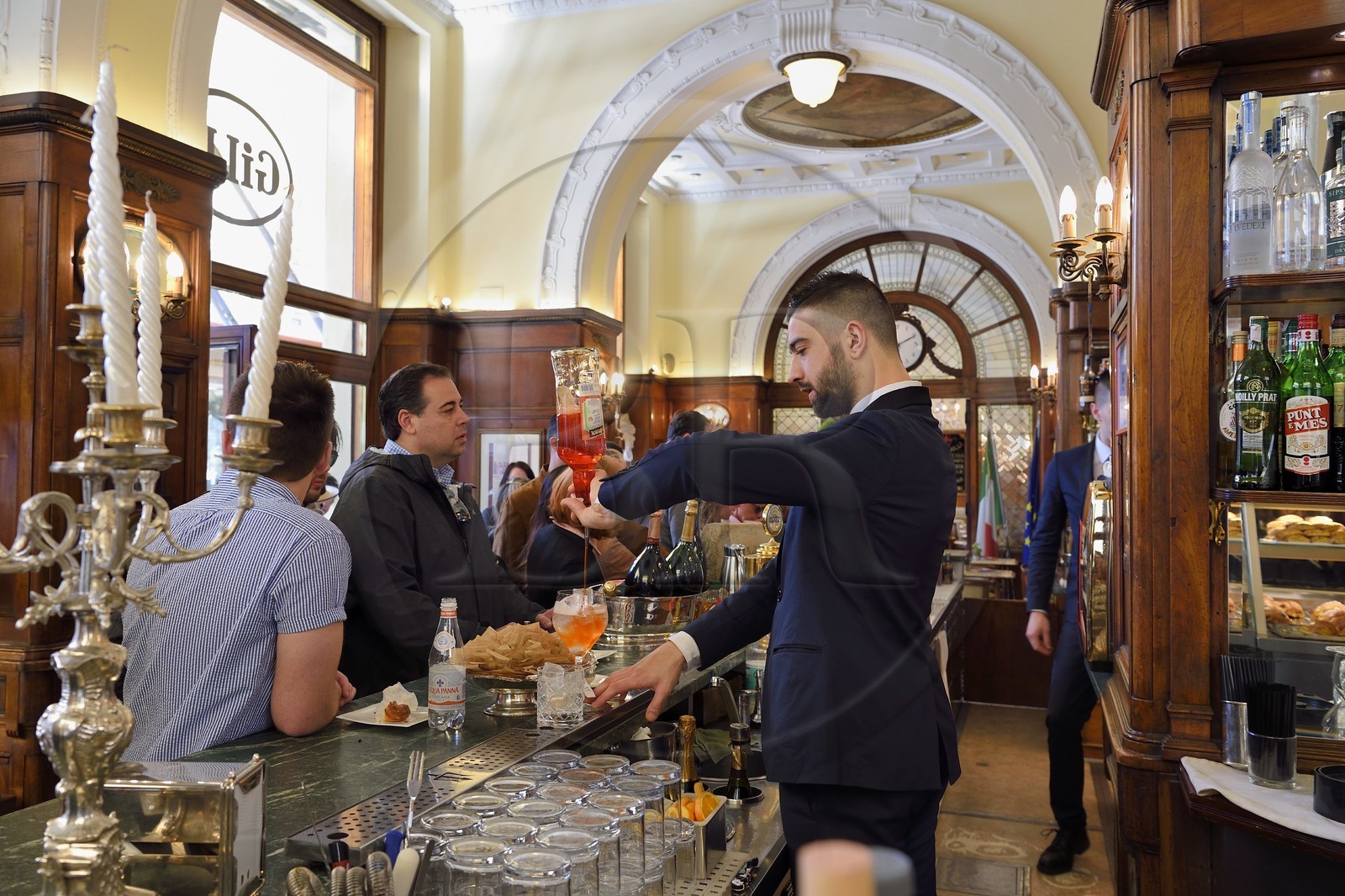 Italie, Toscane, Florence, centre historique classé Patrimoine Mondial de l'UNESCO, Café Gilli sur la Piazza della Repubblica, préparation d'un cocktail spritz
