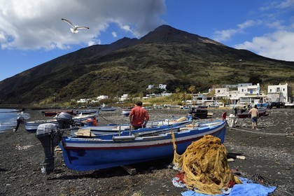 Italie, Sicile, iles Eoliennes, classées Patrimoine Mondial de l'UNESCO, ile de Stromboli, pecheurs sur la plage de Scari et le volcan du Stromboli en arrière plan