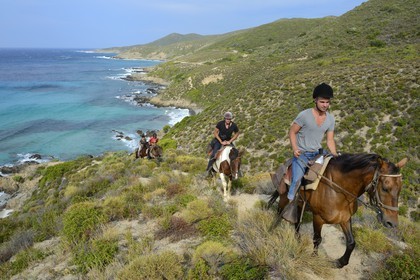 France, Haute-Corse (2B), Nebbio, Punta di l’Acciolu (Acciola), cavaliers en randonnée dans le désert des Agriates