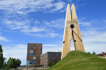Suède, Comté de Vasterbotten, Umea, le Bildmuseet (Musée d'art contemporain et de la culture visuelle) à Umea Arts Campus en arrière plan et une oeuvre la Pince à Linge de Mehmet Ali Uysal en premier plan