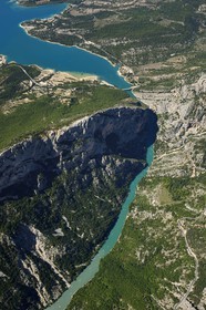 Var (83) rive gauche et Alpes-de-Haute-Provence (04) rive droite, Parc Naturel Régional du Verdon, les Gorges du Verdon qui débouchent sur le lac de Sainte Croix (vue aérienne)