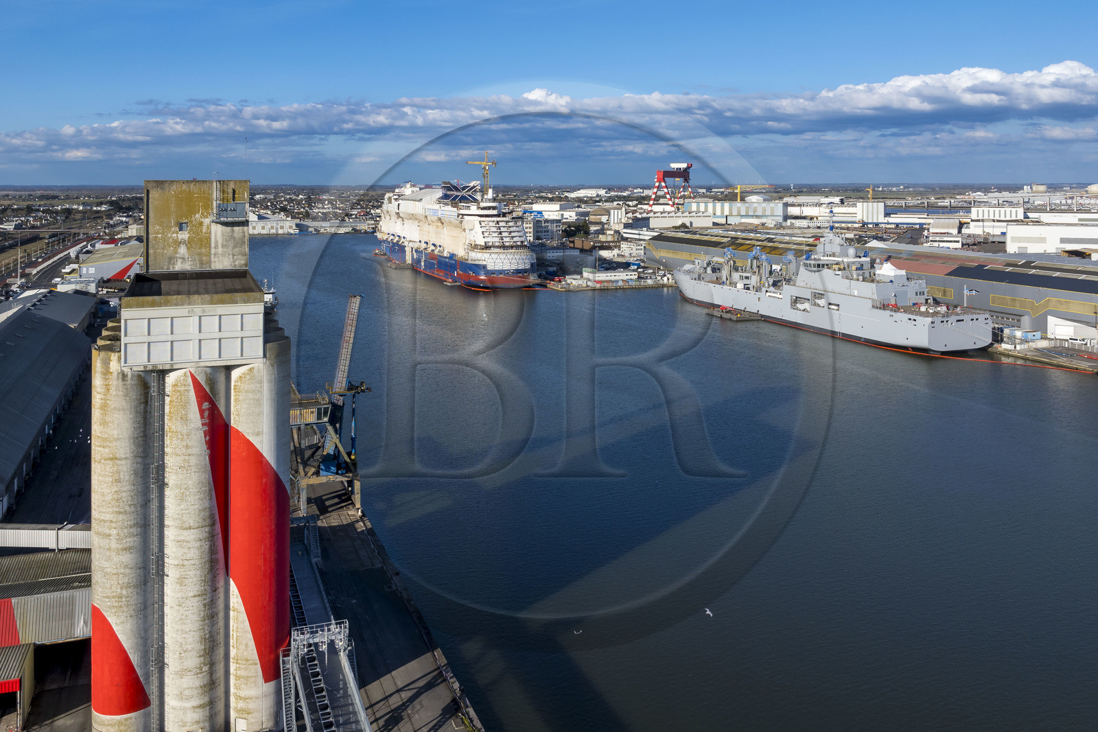 France, Loire-Atlantique (44), Saint-Nazaire, le bassin à flot de Penhoët et chantier naval d'un bateau de croisière (vue aérienne) France, Loire-Atlantique (44), Saint-Nazaire, le bassin à flot de Penhoët et chantier naval d'un bateau de croisière (vue aérienne)