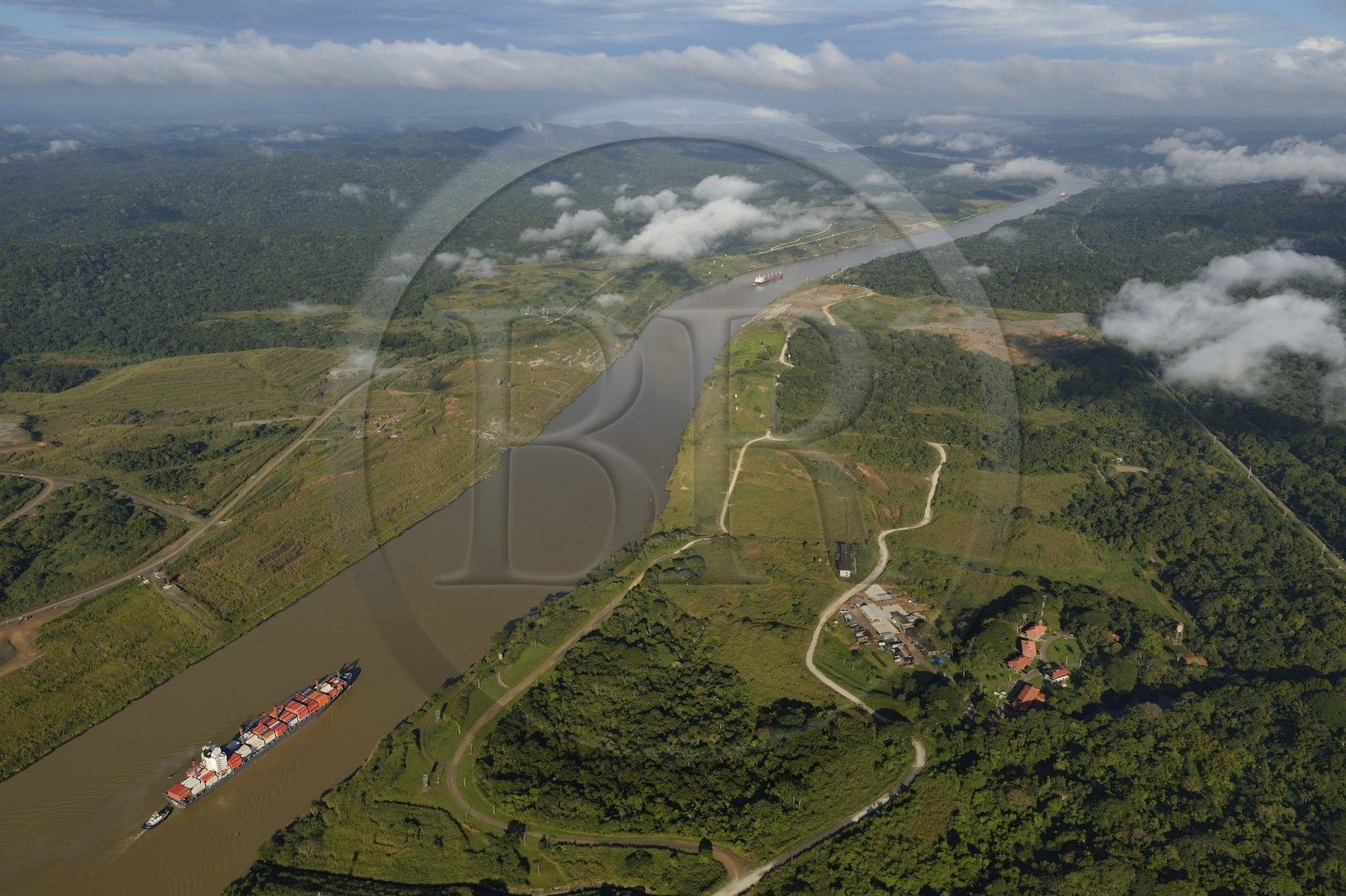 Panama, Canal de Panama, un cargo Panamax porte-conteneurs emprunte la coupe Gaillard (ou coupe Culebra) entre les écluses Pedro Miguel du côté Pacifique et la rivière Chagres menant au lac Gatun (vue aérienne)