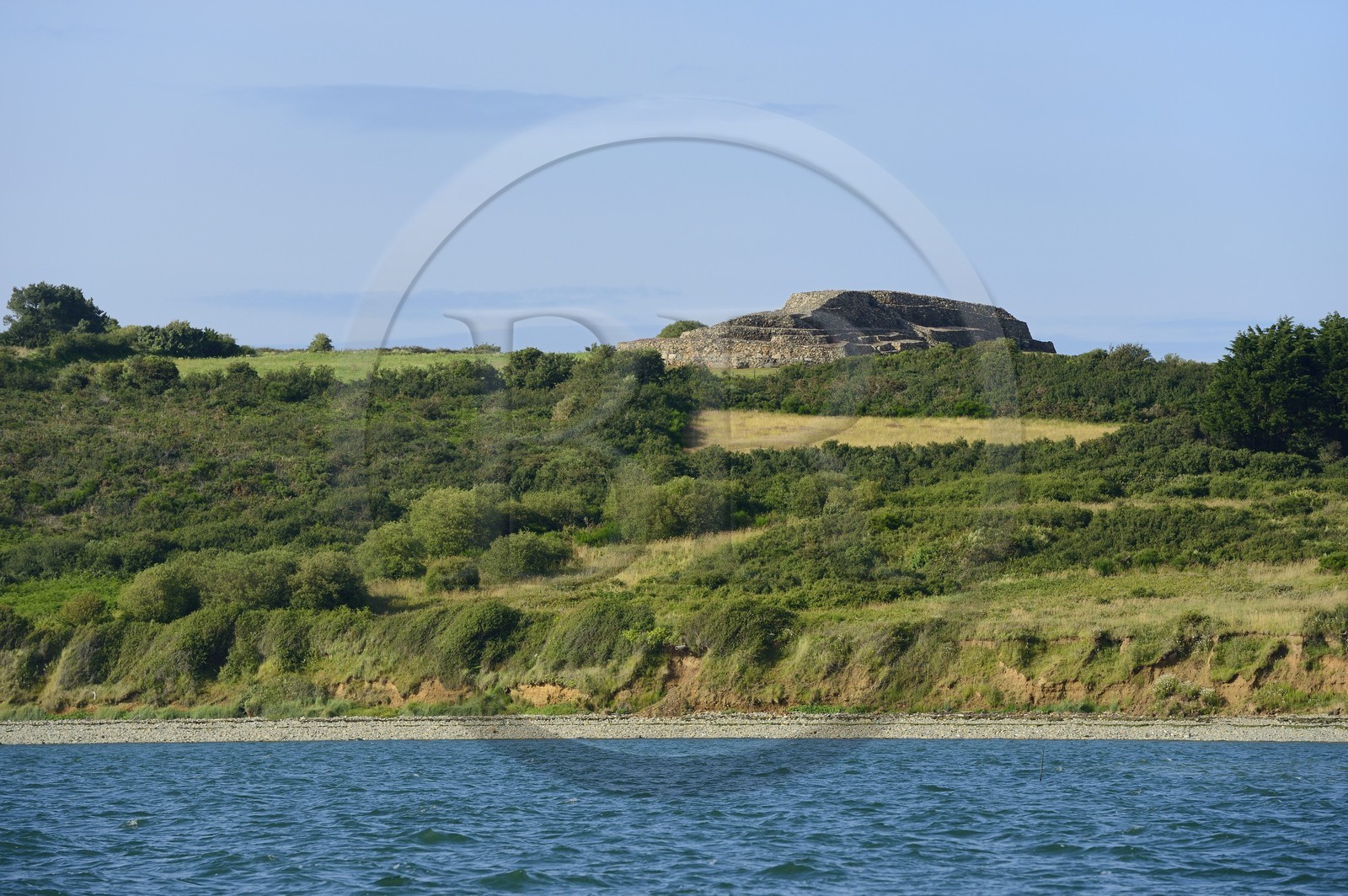 France, Finistère (29), Presqu'île de Kernehelen (Baie de Morlaix) le Cairn de Barnenez, vieux de 6000 ans composé de deux Cairns