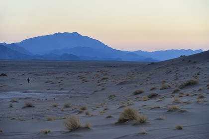 Iran, Province de Yazd, désert du Dasht-e Kavir, Moghestan, randonneur au pied du massif dunaire