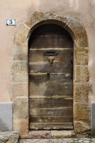 France, Var (83), Seillans, labellisé Les Plus Beaux Villages de France, porte d'entrée d'une maison du village place Font Jordany
