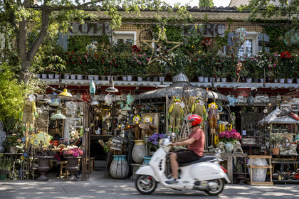 France, Vaucluse (84), L'Isle-sur-la-Sorgue, magasin de décoration, brocante et antiquités Coté Parc