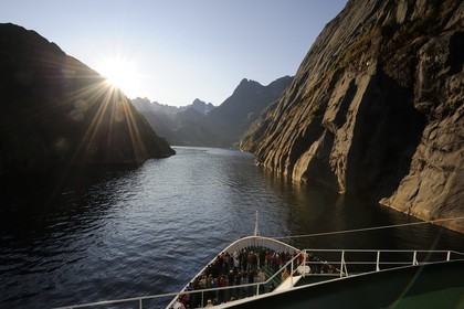 Norvège, Nordland, Iles Lofoten, l'Hurtigruten (l'express côtier) progressant dans le très etroit fjord Trollfjord en bordure du Raftsundet