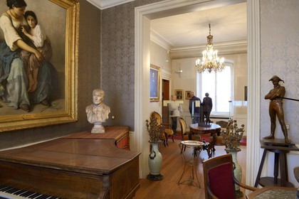 France, Haut-Rhin (68), Colmar, le Musée et maison natale de Bartholdi, reconstitution partielle de l'aménagement du dernier appartement parisien de Bartholdi, Salon de musique