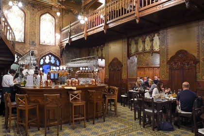 Roumanie, Bucharest, centre historique, la célèbre brasserie Caru cu bere créée en 1899 dans le quartier Lipscani