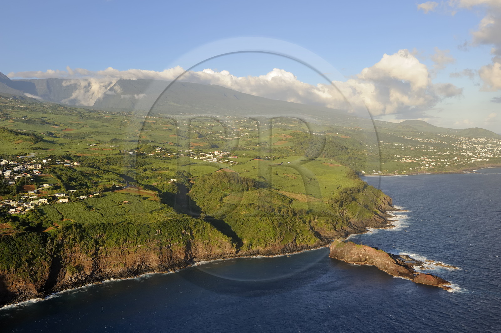 France, île de la Réunion, côte sud, Petite-Ile, baie de Manapani (vue aérienne)