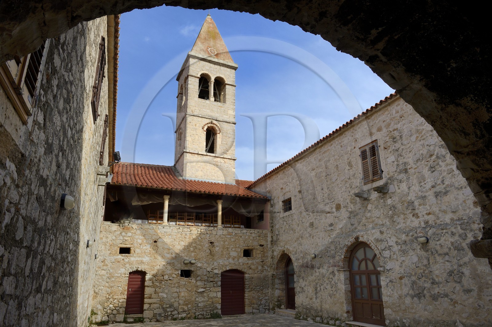 Croatie, Dalmatie, côte dalmate, Ile de Pasman, Kraj, le couvent franciscain Sv. U kraju Dujam - Sv.Duje (XIVe siècle), le mur date du XIème siècle
