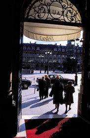 France, Paris (75), clients sortant de l' hôtel Ritz place Vendôme 1er arrondissement