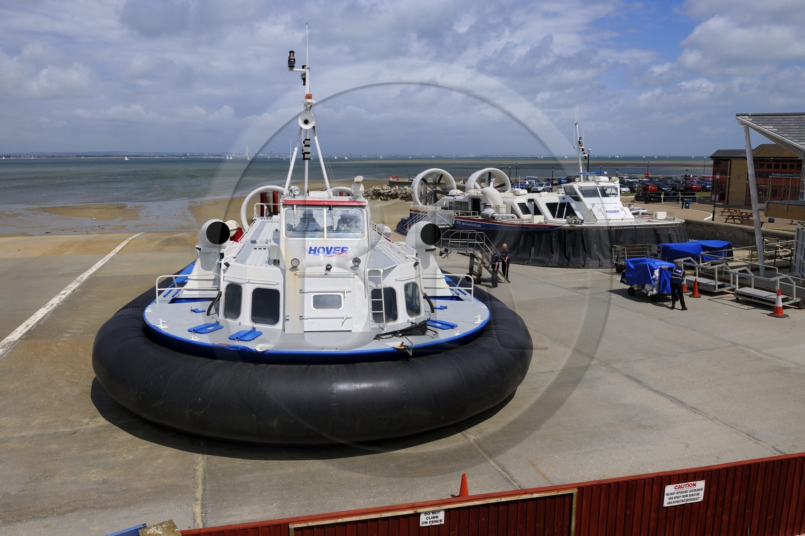 Royaume-Uni, Angleterre, Hampshire, Ile de Wight, Ryde, ferries de Southsea Portsmouth (en arrière plan) à Ryde avec l'aéroglisseur de Hover Travel