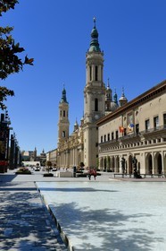 Spain, Aragon, Zaragoza, the pond and fountain in front of La Lonja and the Basilica del Pilar (Our Lady of Pilar) in the background