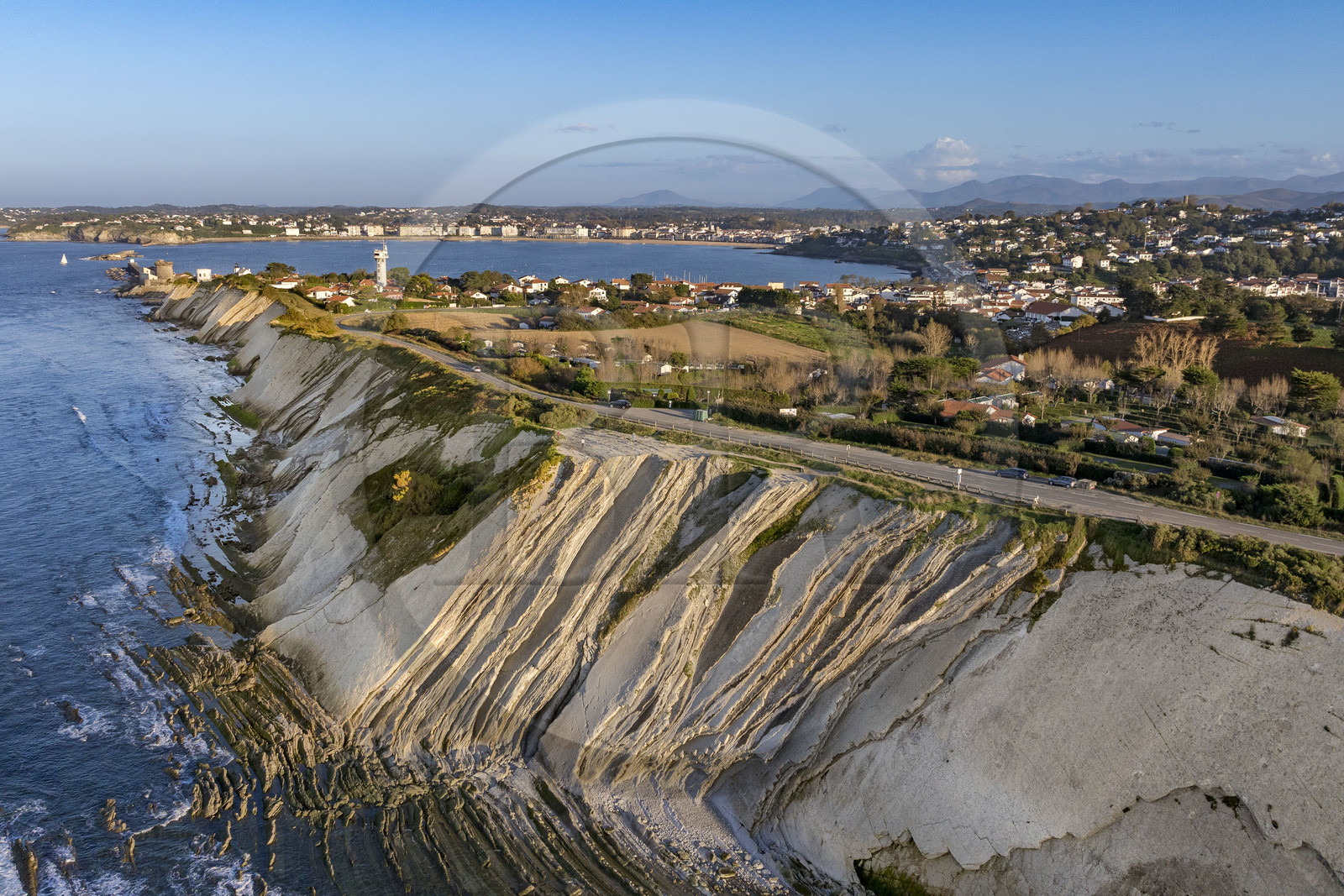 France, Pyrénées-Atlantiques (64), Pays-Basque, la Corniche Basque, Urrugne, les falaises de flysch et le fort de Socoa protégeant la baie de Saint-Jean-de-Luz en arrière plan (vue aérienne)