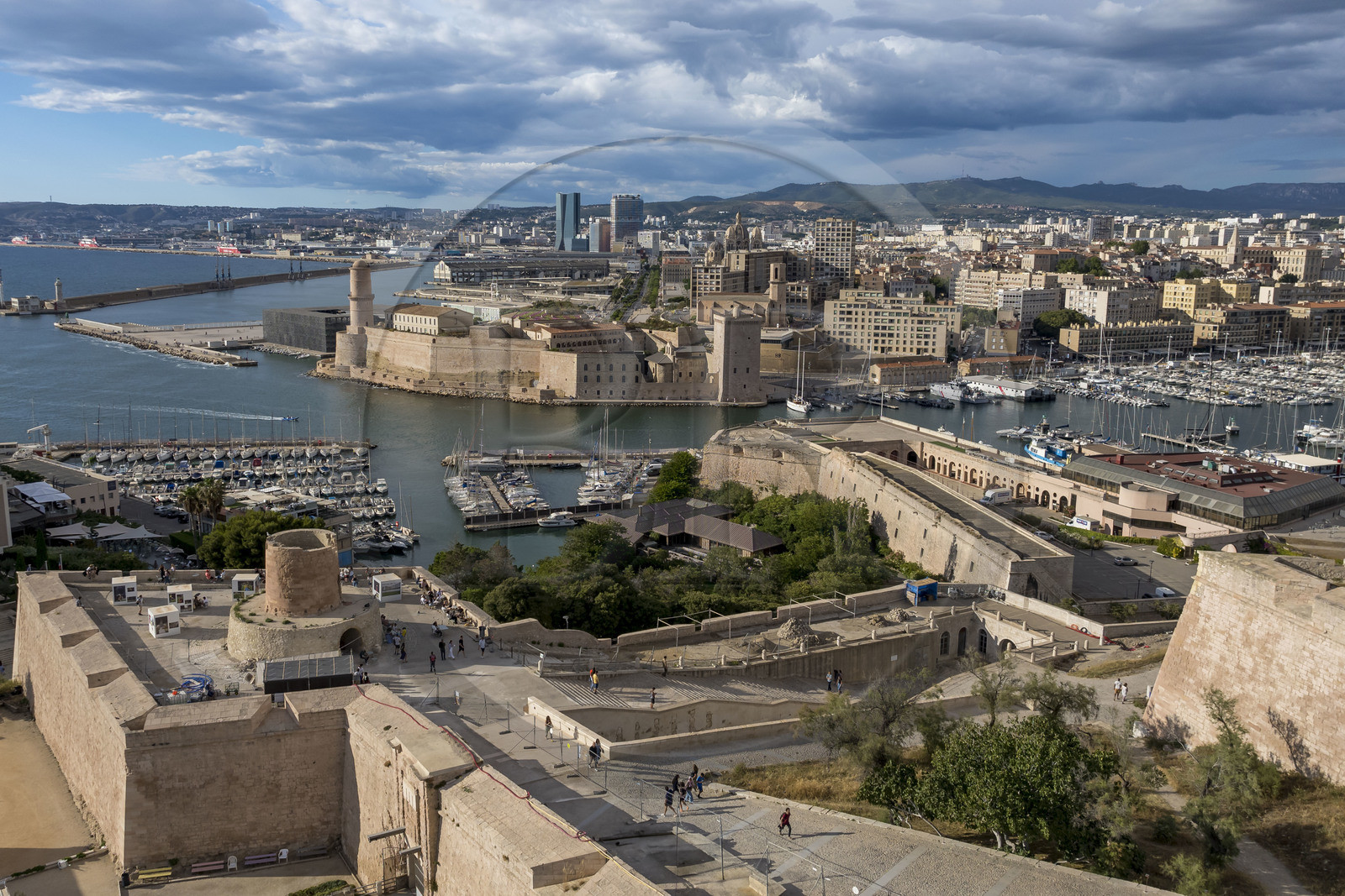 France, Bouches-du-Rhône (13), Marseille, le Fort Saint Jean à l'entrée du Vieux Port vu depuis la Citadelle de Marseille (Fort Saint-Nicolas, le haut fort appelé fort d’Entrecasteaux), le Fort Ganteaume (bas fort Saint-Nicolas) sur la droite (vue aérienne)
