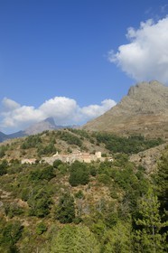 France, Haute-Corse (2B), région du Niolu (Niolo), Calasima plus haut village de Corse (1 095m) au pied de la montagne du Paglia Orba en forme d’aileron de requin