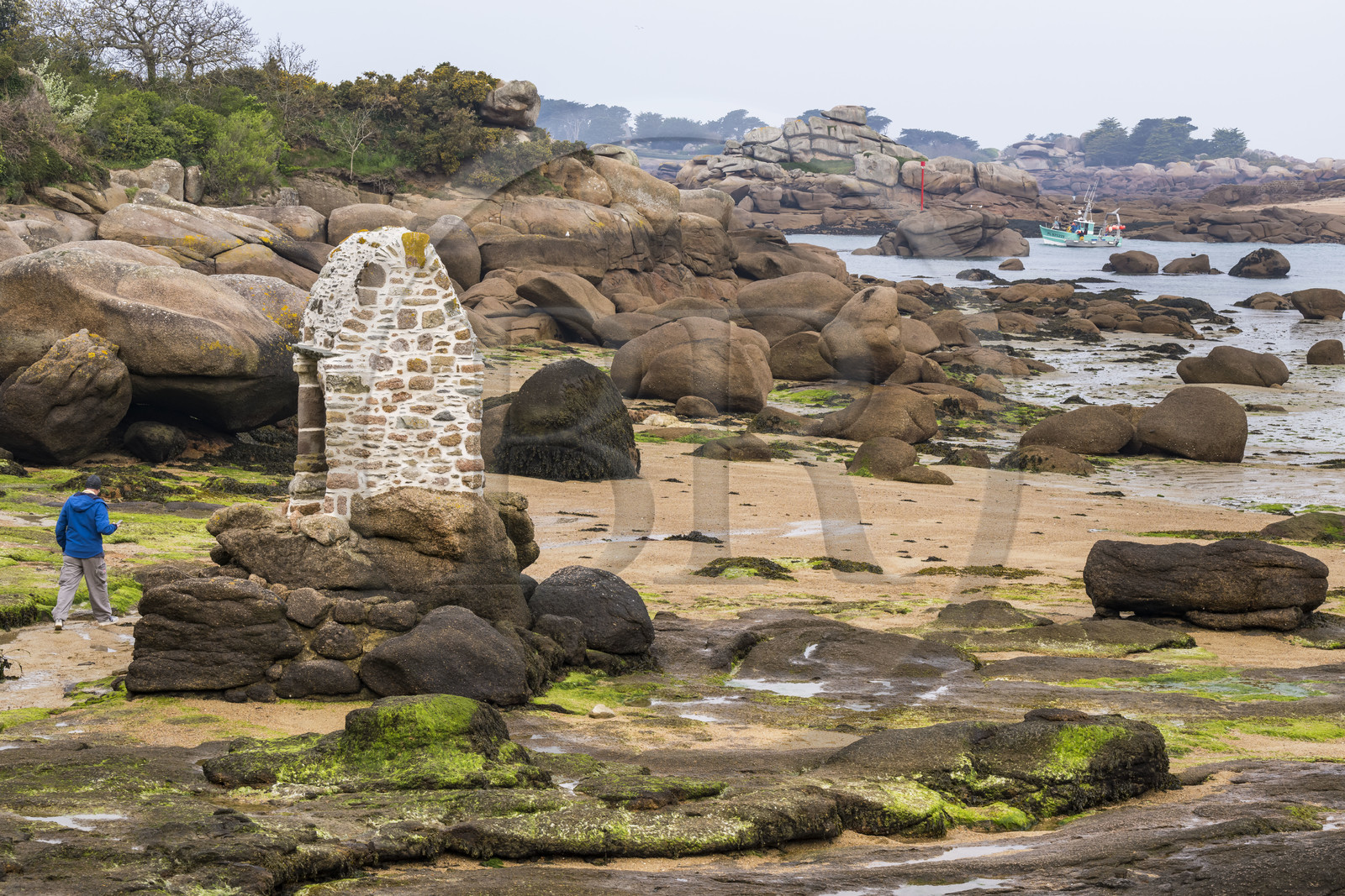 France, Côtes-d'Armor (22), Côte de Granit Rose, Perros-Guirec, Ploumanac'h, oratoire de Saint-Guirec sur la plage Saint-Guirec à marée basse