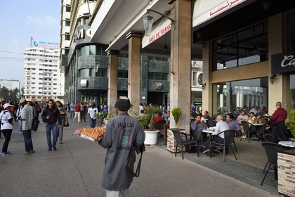 Maroc, Casablanca, le Café de France sur l'avenue Hassan II et l'immeuble Moretti-Milone place des Nations-Unies en arrière plan
