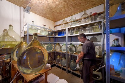 France, Ile de la Reunion, La Saline, La Part des Anges Distillation, reserve et vieillissement des eaux de vie en bonbonnes de verre, prélèvement pour pesée d'alcool