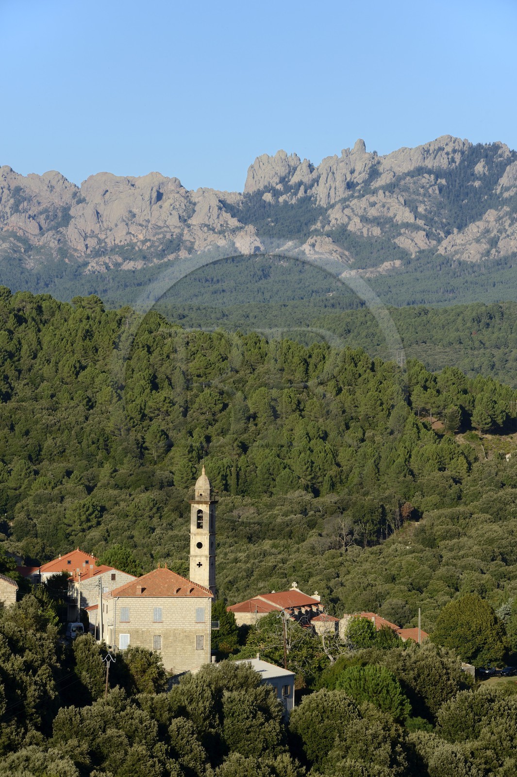 France, Corse-du-Sud (2A), Alta Rocca, village de Levie et massif de Bavella en arrière plan France, Corse-du-Sud (2A), Alta Rocca, village de Levie et massif de Bavella en arrière plan