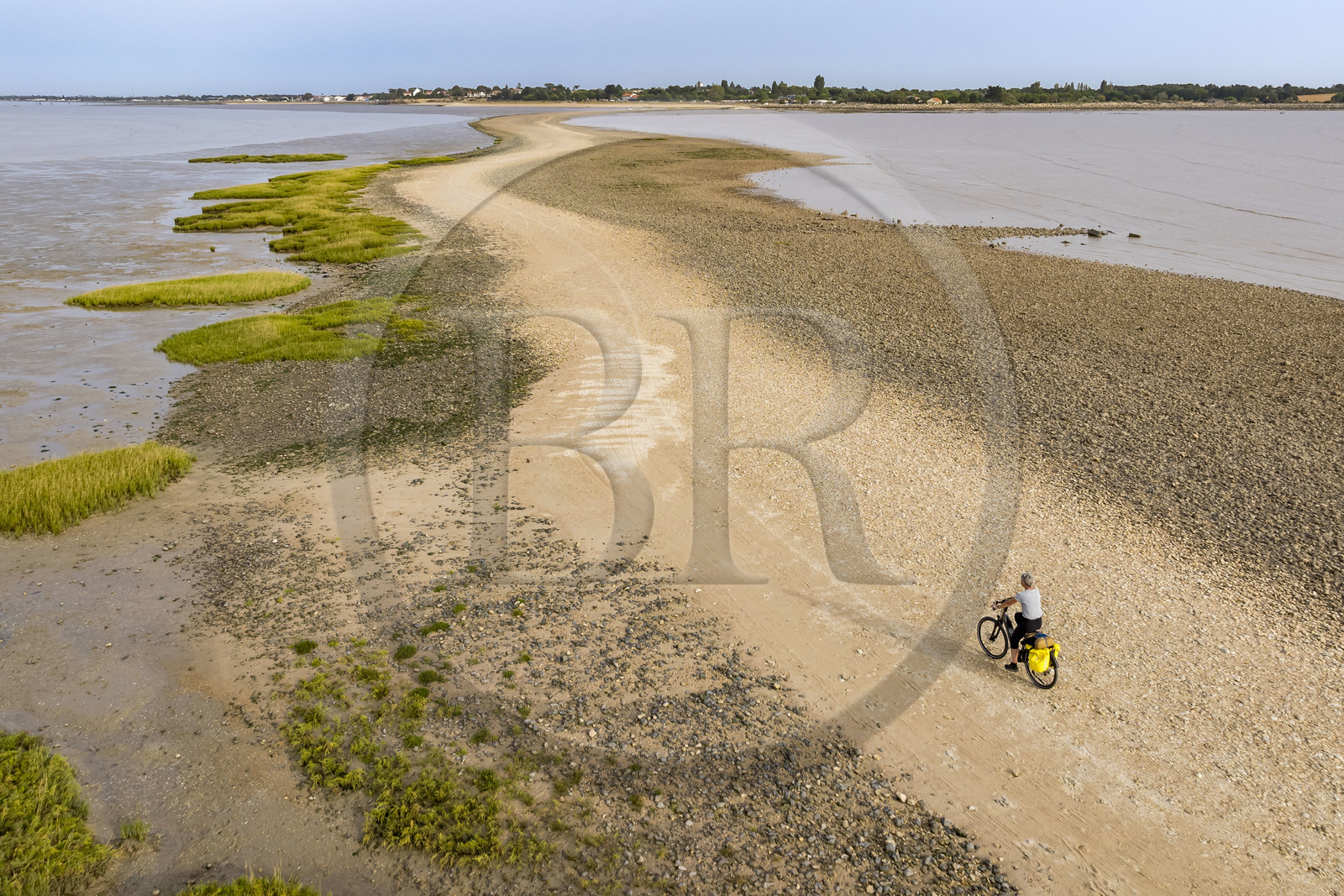 France, Charente-Maritime (17), Port-des-Barques, cycliste en randonnée, le tombolo de la Passe aux Boeufs qui relie l'Ile Madame au continent (vue aérienne)