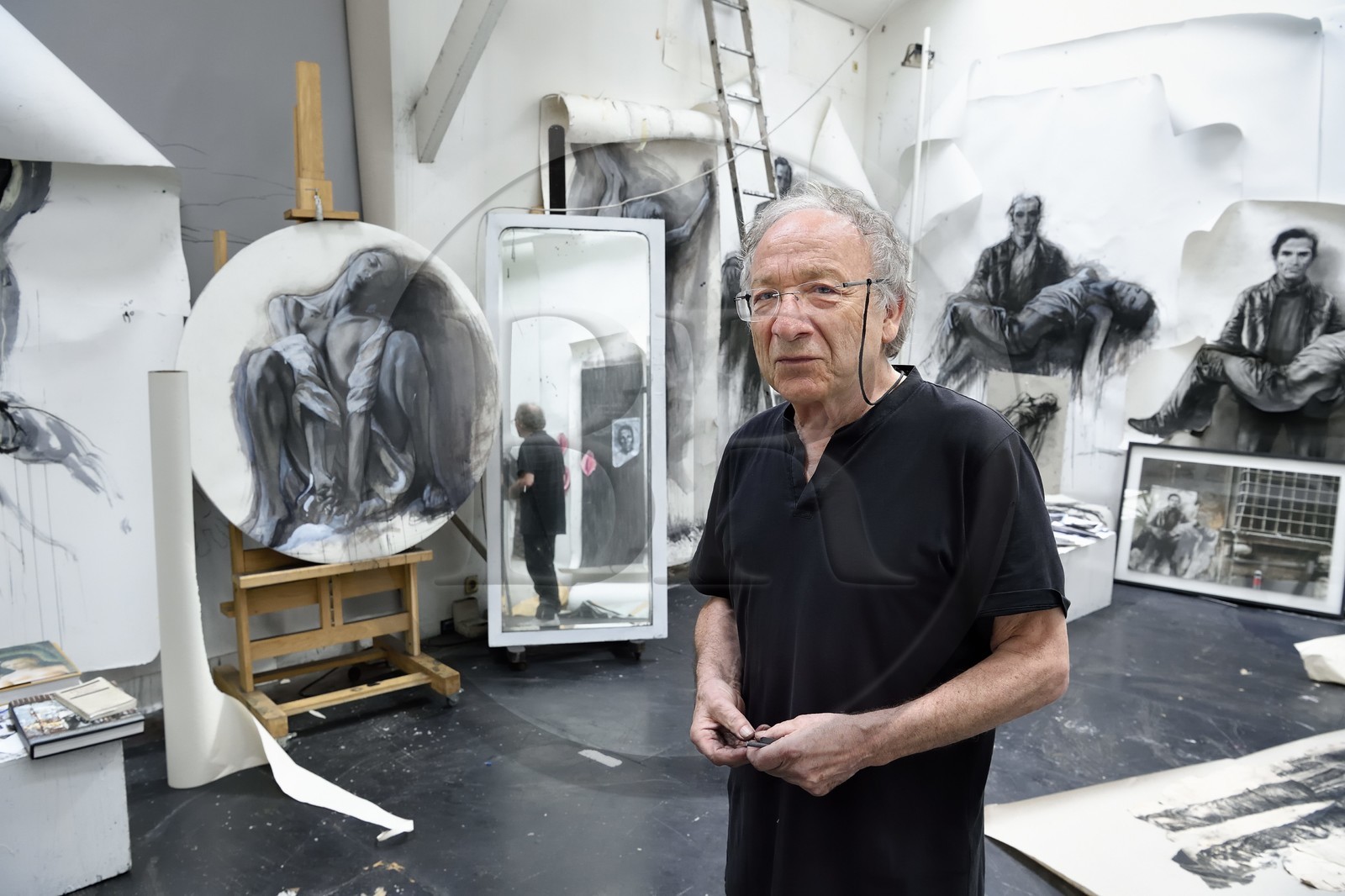 France, Ivry-sur-Seine (94), l'artiste plasticien Ernest Pignon-Ernest dans son atelier