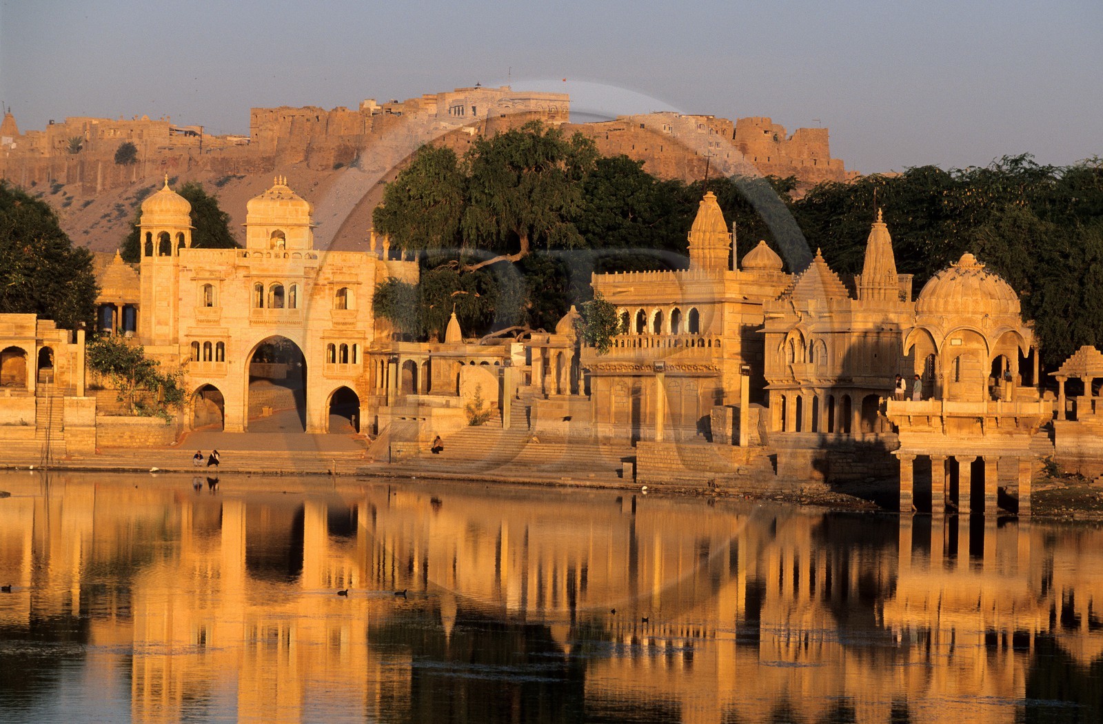 Inde, état du Rajasthan, Jaisalmer, lac de Gadi Sagar, la (porte) Tila Ki Pol et pavillons attenants