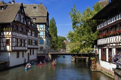 France, Bas-Rhin (67), Strasbourg, vieille ville classée au Patrimoine Mondial de l'UNESCO, quartier de la Petite France, le pont du Faisan sur un bras de l'Ill et la Maison des Tanneurs de 1572 (restaurant) à droite