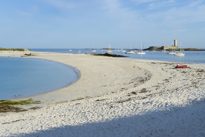 France, Finistere, La Foret Fouesnant, Glenan islands, St Nicolas Island, strip of sand connecting the island of Bananec and Fort Cigogne on Cigogne Island in the background