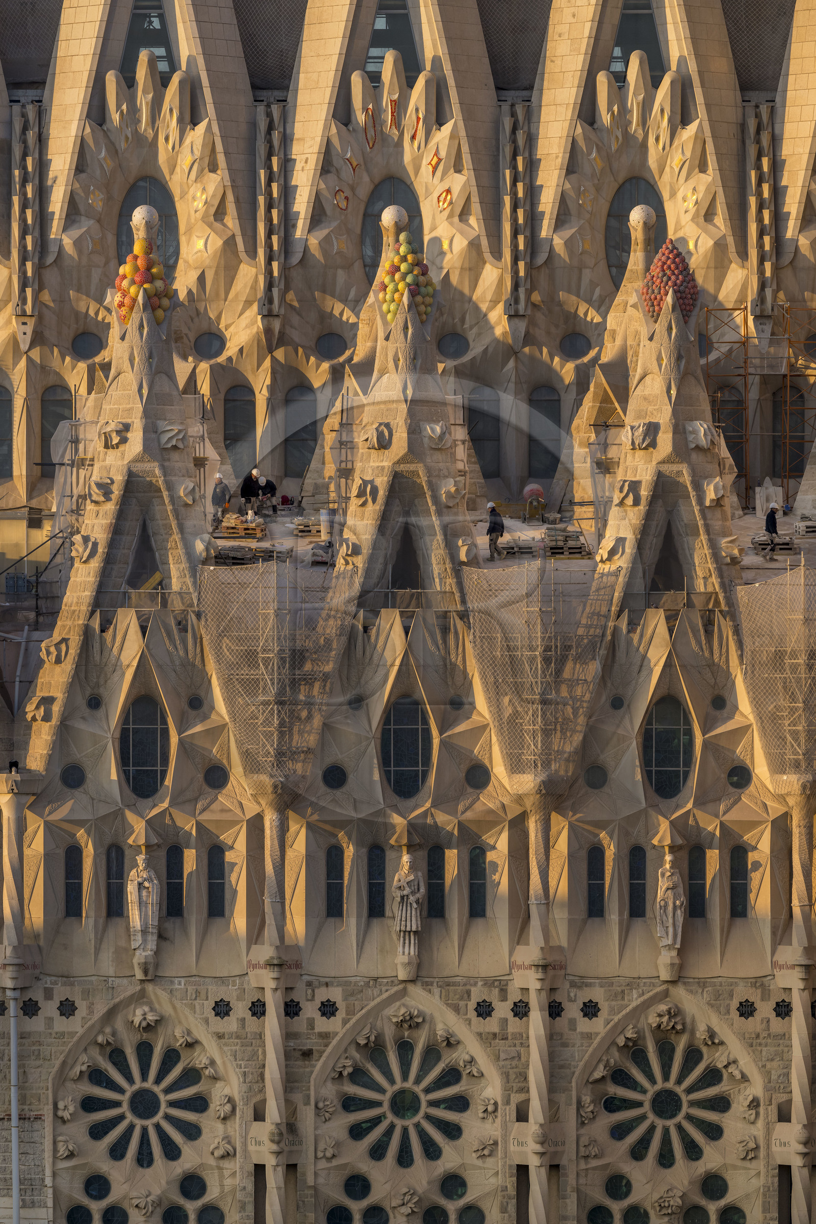 Espagne, Catalogne, Barcelone, quartier de l'Eixample, basilique de la Sagrada Familia de l'architecte du modernisme catalan Antoni Gaudi classée Patrimoine Mondial de l'UNESCO, sommets surmontés de mosaïques en forme de fruits entourant le chantier sur le toit de la nef ici côté facade de la Passion Espagne, Catalogne, Barcelone, quartier de l'Eixample, basilique de la Sagrada Familia de l'architecte du modernisme catalan Antoni Gaudi classée Patrimoine Mondial de l'UNESCO, sommets surmontés de mosaïques en forme de fruits entourant le chantier sur le toit de la nef ici côté facade de la Passion
