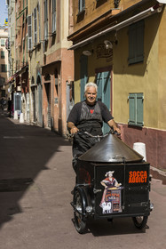 France, Alpes-Maritimes, Nice, listed as World Heritage by UNESCO, rue Barillerie in the Old Nice, Robert seller and delivery of socca from Chez Theresa, pancake made from chickpea flour and a specialty of Nice
