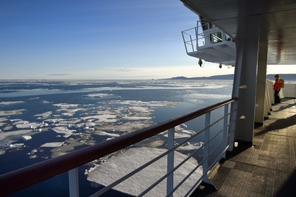 Groenland, cote Nord-Ouest, Smith sound au nord de la baie de Baffin, le bateau de croisière MS Fram de la compagnie Hurtigruten progressant entre les blocs de glace de la banquise