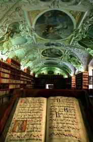 République Tchèque, Prague, incunable dans le monastère de Strahov (Prémontrés), bibliothèque théologique (1679)