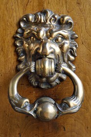France, Bouches-du-Rhône (13), Arles, l’hotel particulier de Vernon (XVIIIe siècle) propriété de la famille Dervieux depuis quatre générations, heurtoir de porte période régence