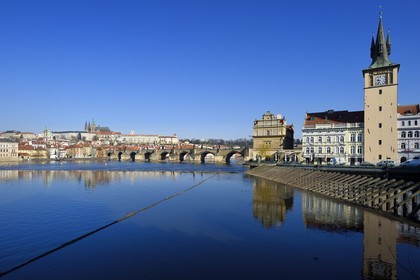République Tchèque, Prague, centre historique classé Patrimoine Mondial de l' UNESCO, le pont Charles (Karluv Most ou Karlov Most) sur la rivière Vltava et le Chateau d'eau de la vieille ville