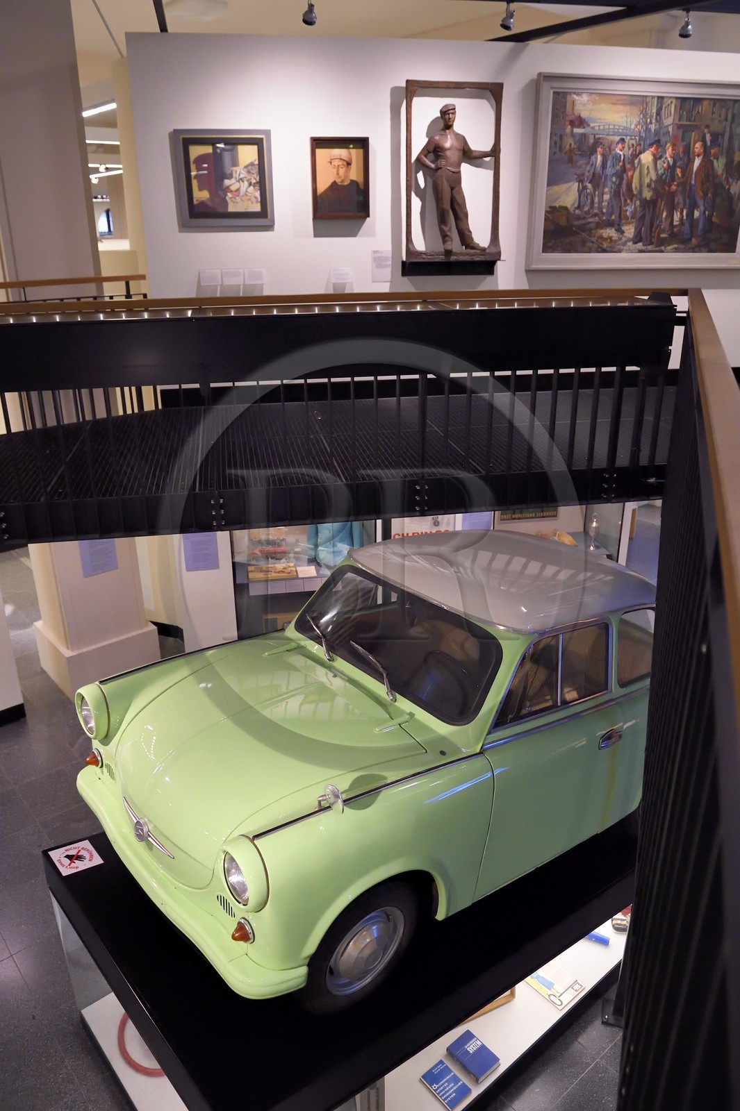 Allemagne, Berlin, le Deutsches Historisches Museum (musée de l’histoire allemande), section de l'Allemagne divisée et de la réunification, une voiture Trabant de la RDA Allemagne, Berlin, le Deutsches Historisches Museum (musée de l’histoire allemande), section de l'Allemagne divisée et de la réunification, une voiture Trabant de la RDA