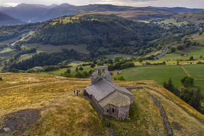 France, Cantal (15), Parc Naturel Régional des Volcans d'Auvergne, Chastel-sur-Murat, Chapelle Saint Antoine du XIIe siècle perchée sur un promontoire, randonneurs sur le chemin de Saint-Jacques de Compostelle par la Via Arverna (vue aérienne)