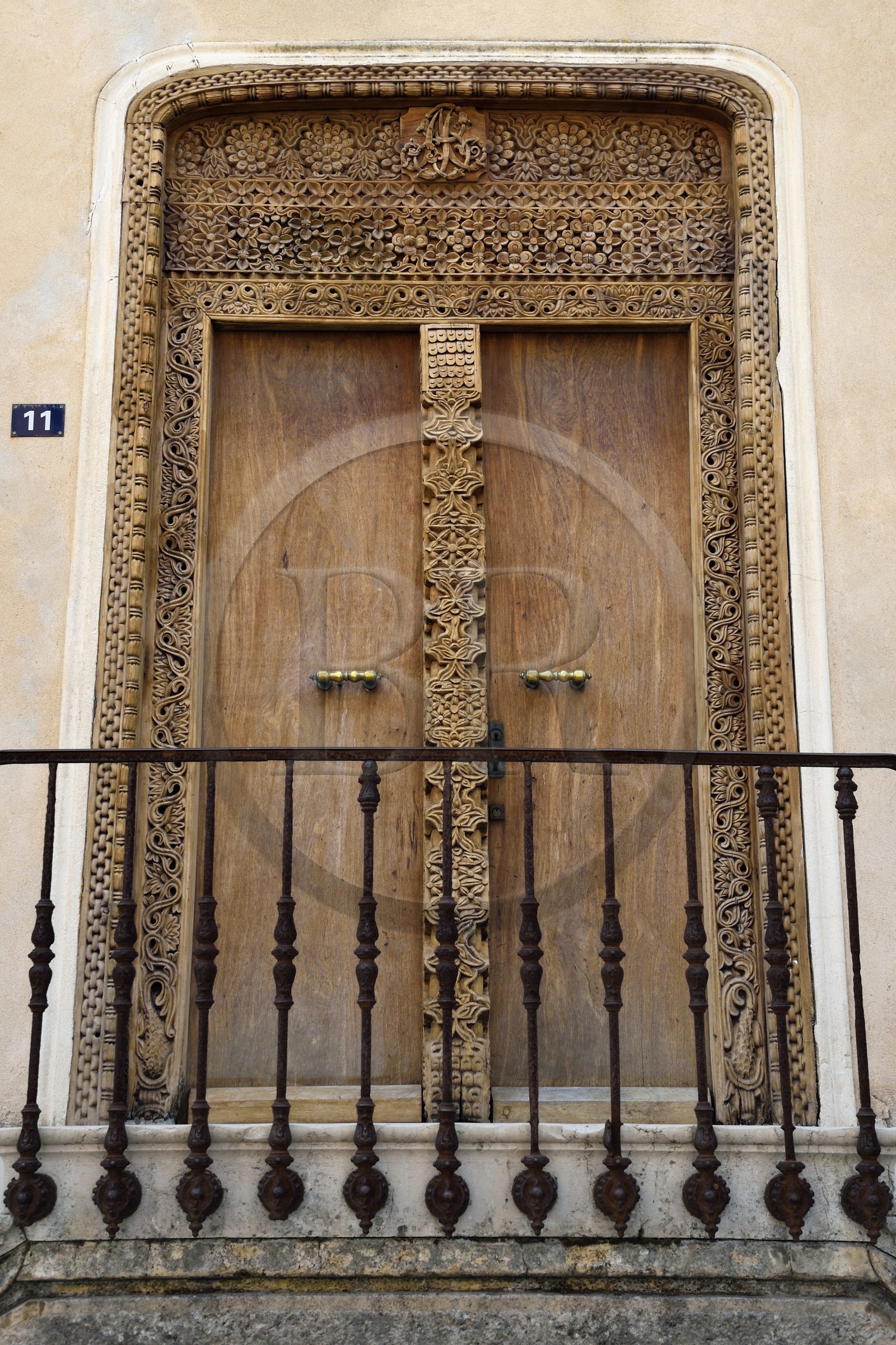 France, Var (83), Saint-Tropez, porte sur la place de l'hôtel de ville, fabriquée sur l'île de Zanzibar au XIXe siècle et ramenée par un capitaine de navire tropézien