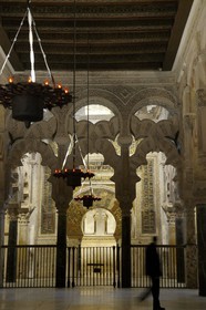 Espagne, Andalousie, Cordoue, centre historique classé Patrimoine Mondial de l'UNESCO, la Mezquita, mosquée-cathédrale, le mihrab de la mosquée en arrière plan