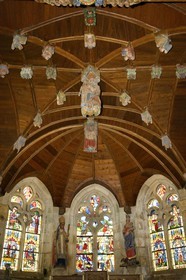 France, Côtes-d'Armor (22), église de Loc-Envel, sculptures peintes en bois sur la sablière décorant la voûte (16ème siècle)